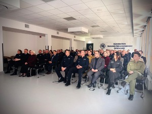 Zgromadzeni goście podczas odprawy.