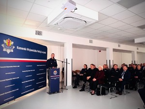 Komendant Wojewódzki Policji w Łodzi przemawia do zgromadzonych.