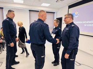 Komendant wręcza nagrodę.