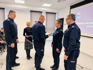 Komendant wręcza nagrodę.