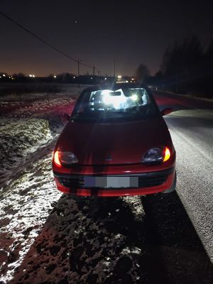 Samochód na poboczu.