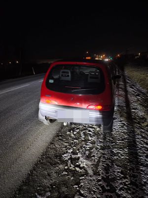 Samochód na poboczu.