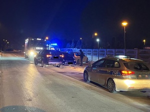 miejsce zdarzenia z radiowozem policji i pojazdem straży pożarnej.