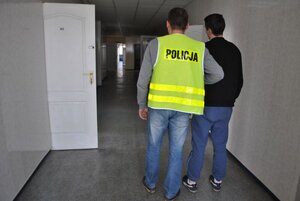 policjanci z zatrzymanym