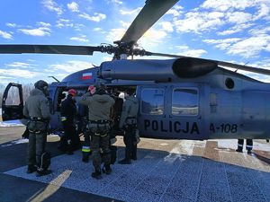 Policjanci z Black Hawk-iem.