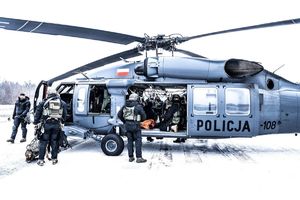 Policjanci z Black Hawk-iem.