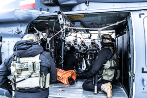 Policjanci z Black Hawk-iem.