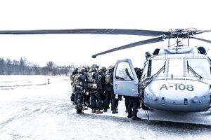 Policjanci z Black Hawk-iem.