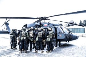 Policjanci z Black Hawk-iem.