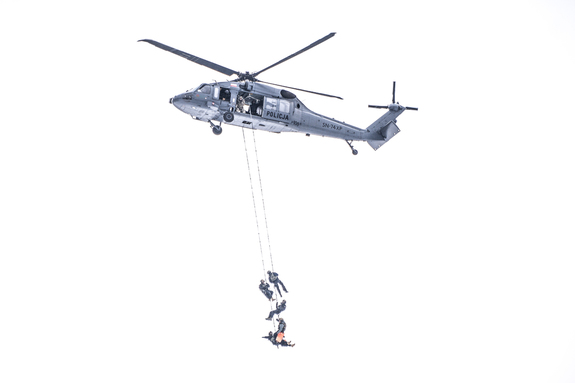 Policjanci z Black Hawk-iem.