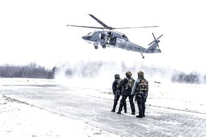 Policjanci z Black Hawk-iem.