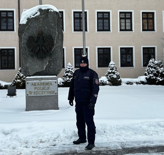 Policjant w mundurze pozuje do zdjęcia.