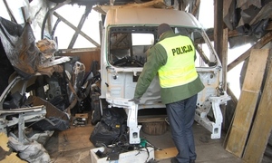 policjant prowadzi oględziny