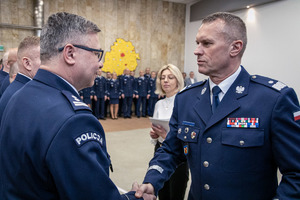 Komendant Wojewódzki Policji w Łodzi gratuluje Komendantowi Miejskiemu Policji w Łodzi.