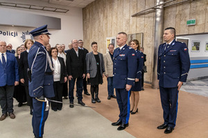 Składanie meldunku komendantowi.