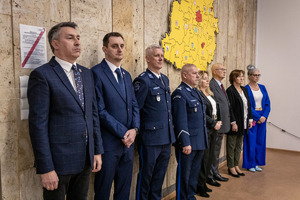 Zaproszeni goście stoją w rzędzie.