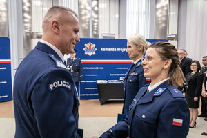 Komendant przekazuje rozkaz naczelniczce Wydziału Psychologów.