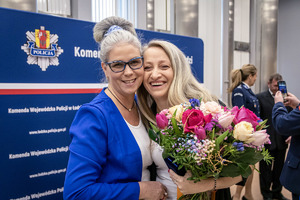 Dwie kobiety z kwiatami.