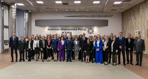 Zdjęcie zbiorowe nagrodzonych i zaproszonych gości.