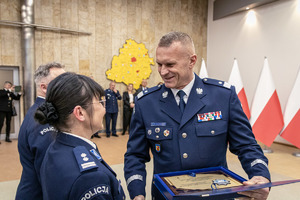 Komendant składa podziękowania policjantce odchodzącej na emeryturę.