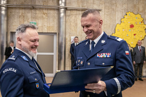 Komendant składa podziękowania policjantowi odchodzącemu na emeryture.