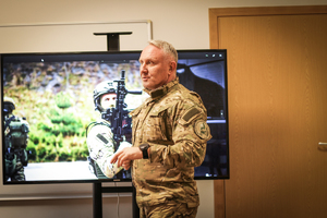 Dowódca przeprowadza szkolenie.