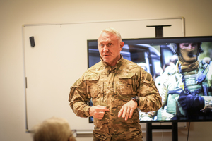 Dowódca przeprowadza szkolenie.