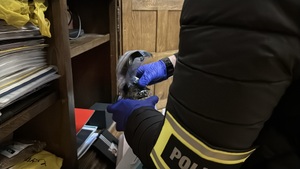 Policjant zabezpiecza narkotyki.