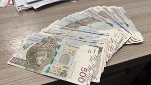 Pieniądze leżą na stole.