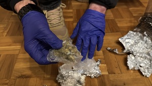Policjant zabezpiecza narkotyki.