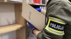 Funkcjonariusz sprawdza dokumenty.