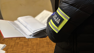 Funkcjonariusz sprawdza dokumenty.