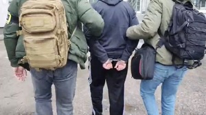 Policjanci prowadzą zatrzymanego.