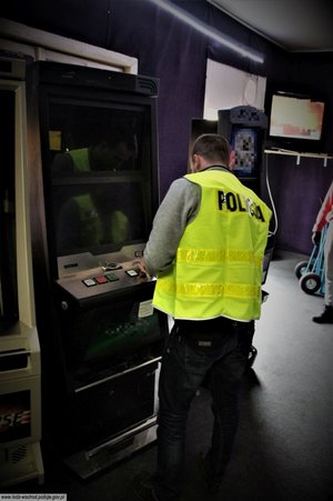 policjanci zabezpieczają automaty do gier hazardowych