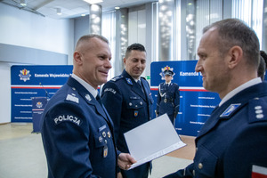 Komendant Wojewódzki Policji w Łodzi wręcza rozkazy personalne.