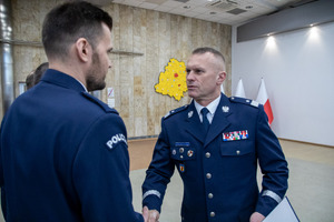 Komendant Wojewódzki Policji w Łodzi wręcza rozkazy personalne.