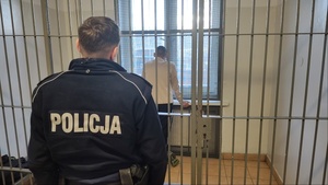 Policjant tyłem, a za kratami zatrzymany.