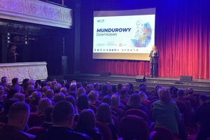Uroczysta gala, na widowni kobiety z różnych służb mundurowych