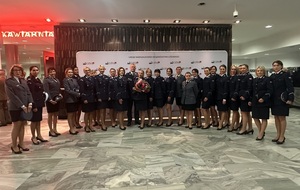 Policjantki i Komendant Wojewódzki Policji w Łodzi pozują do wspólnej fotografii.