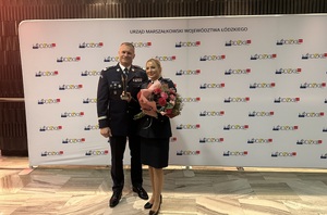 Komendant z wyróżnioną policjantką.