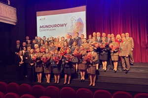 Laureatki gali stoją na scenie.