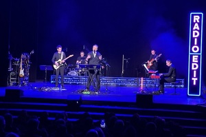 Koncert zespołu muzycznego.