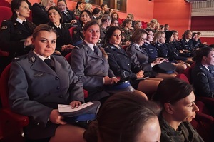 Policjantki w trakcie uroczystości siedzą na widowni.