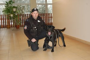 asp. Krzysztof Sadowski z psem Ajelem
