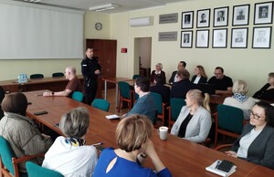 Policjant prowadzi szkolenie dla pracowników Uniwersytetu Łódzkiego