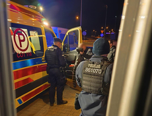 Mężczyzna zostaje przekazany załodze ratownictwa medycznego