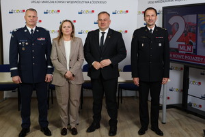 Oficjele w trakcie przemowy.