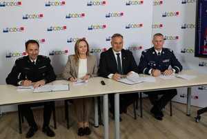 Oficjele w trakcie podpisywania dokumentów.