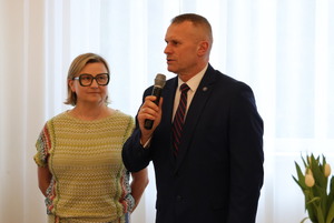 Komendant w trakcie przemowy.