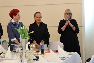 Zaproszeni goście w trakcie spotkania i przemowy.